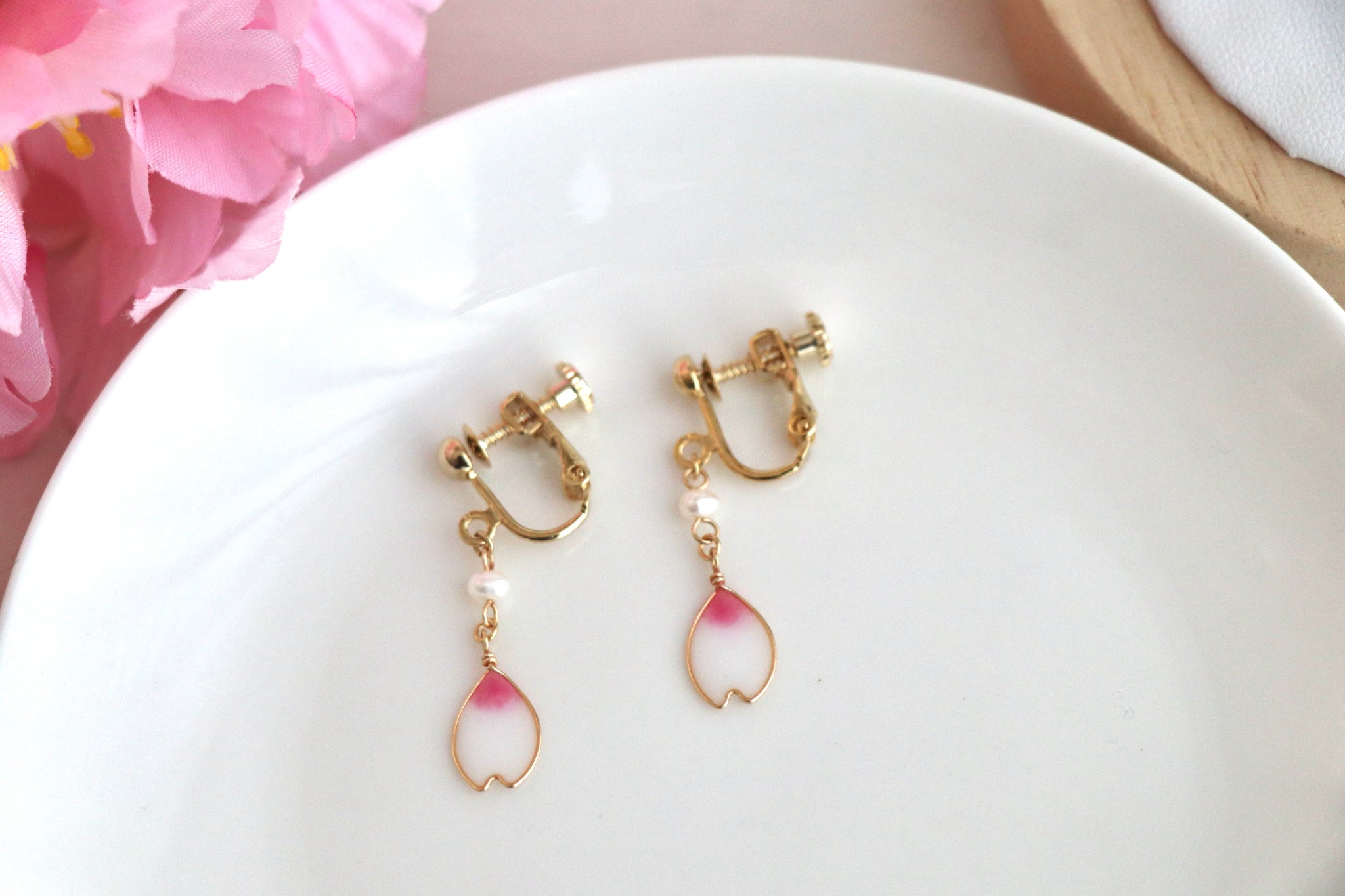 【964】桜模様のビーズとパールビーズのピアス／イヤリング 桜の花びらと淡水パールのピアス．イヤリング（白）｜Lab407（ラボ