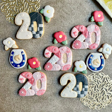 画像をギャラリービューアに読み込む, 幸運を呼ぶ馬蹄と白椿のアイシングクッキーセット｜sumirecookies（スミレクッキーズ）
