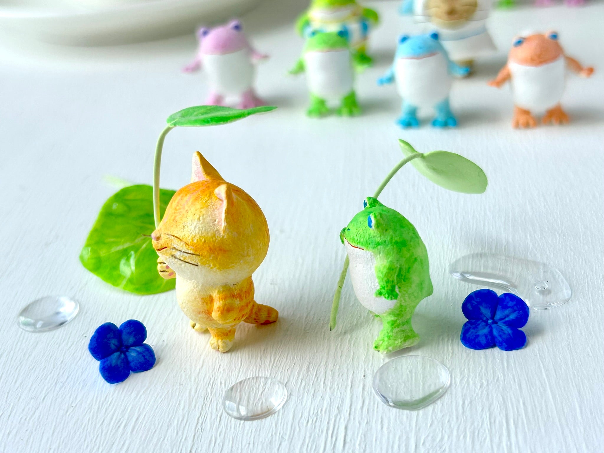梅雨時の友達～猫さんカエルさんコンビ～｜手ノヒラ堂（テノヒラドウ