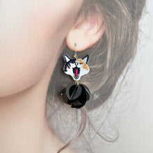 画像をギャラリービューアに読み込む, アクビをするネコ・ぎんなんの耳飾り｜maltamarie（マルタマリエ）
