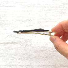 画像をギャラリービューアに読み込む, へそ天で眠るネコ・ぐりの髪飾り｜maltamarie（マルタマリエ）
