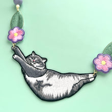画像をギャラリービューアに読み込む, 伸びをするネコ・ロイの首飾り｜maltamarie（マルタマリエ）
