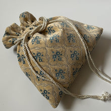 画像をギャラリービューアに読み込む, 【金華山織物】四角巾着 大 WHITE｜coccole（コッコレ）
