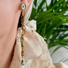 画像をギャラリービューアに読み込む, 【ピアス】静かな季節に輝きを灯す、シルバーブルーとリボンのアシンメトリーピアス｜ERIKOART（エリコアート）
