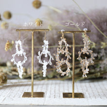 画像をギャラリービューアに読み込む, crown of baby&#39;s breath -mini triple- (white/gold)（ピアス/イヤリング）｜FT2 works（エフティーツーワークス）｜FT2 works（エフティーツーワークス）｜FT2 works（エフティーツーワークス）
