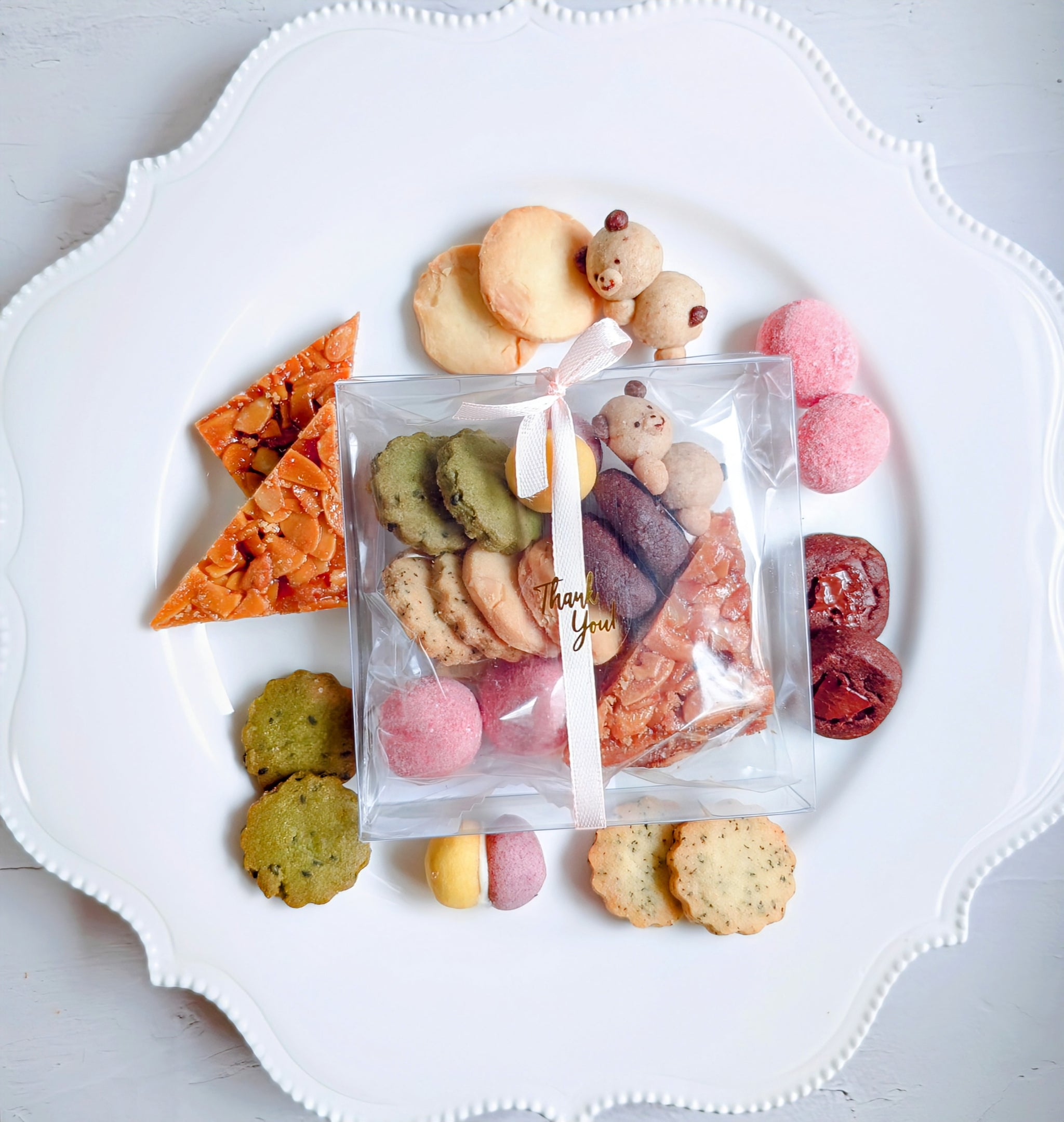 さりげないギフトに。気分が上がるおしゃれで個性的なクッキー缶特集