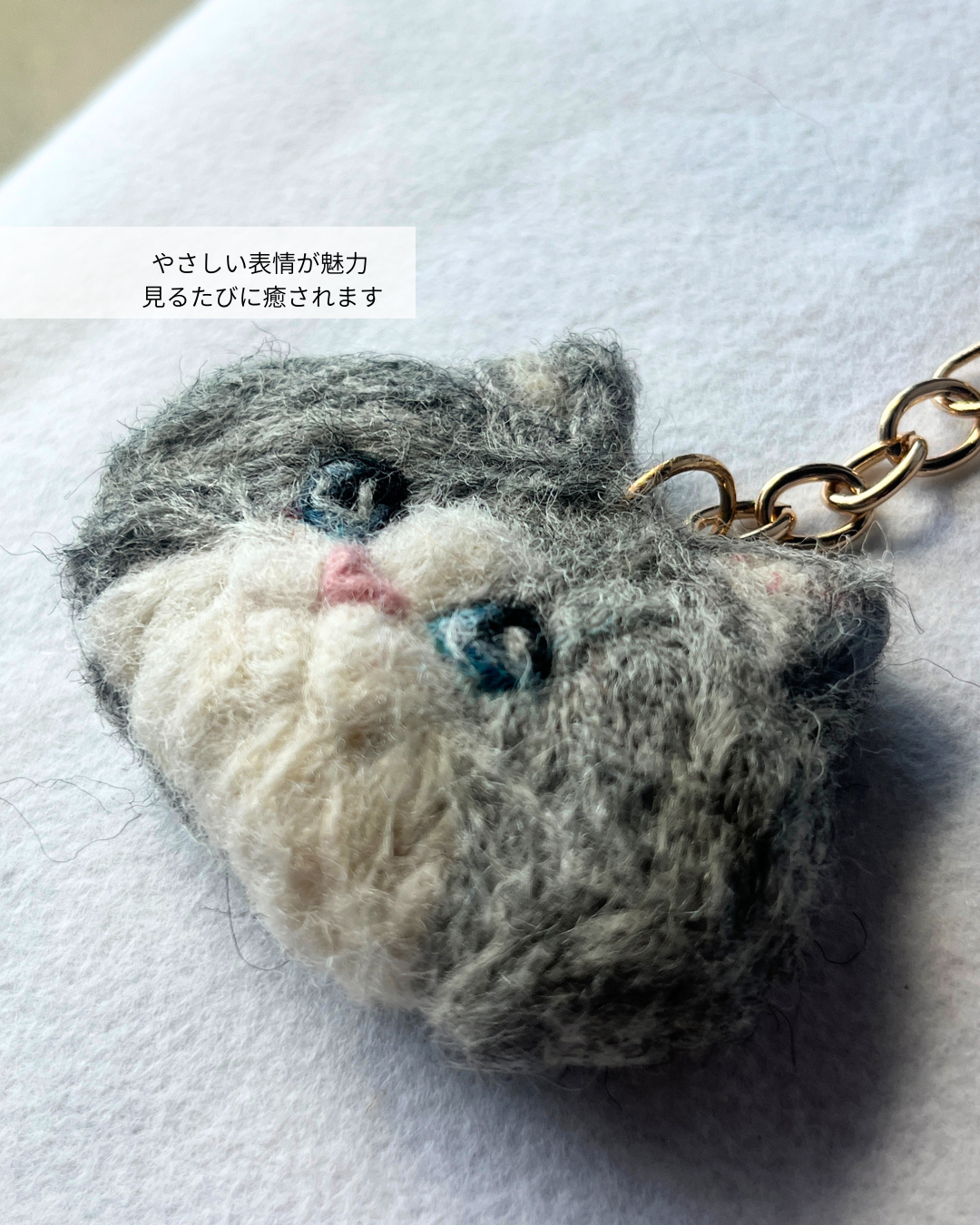 【なこ】猫 ハチワレ 羊毛フェルト ストラップ ハンドメイド ふわふわ長毛猫ストラップ（Mサイズ）｜手作り羊毛フェルト（白グレー