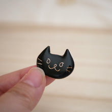 画像をギャラリービューアに読み込む, ごきげんな猫のちいさなブローチ　くろ｜Little Plum（リトルプラム）
