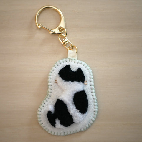 Little Plum 和み猫のキーホルダー　後ろ姿　白と黒｜Little Plum（リトルプラム）