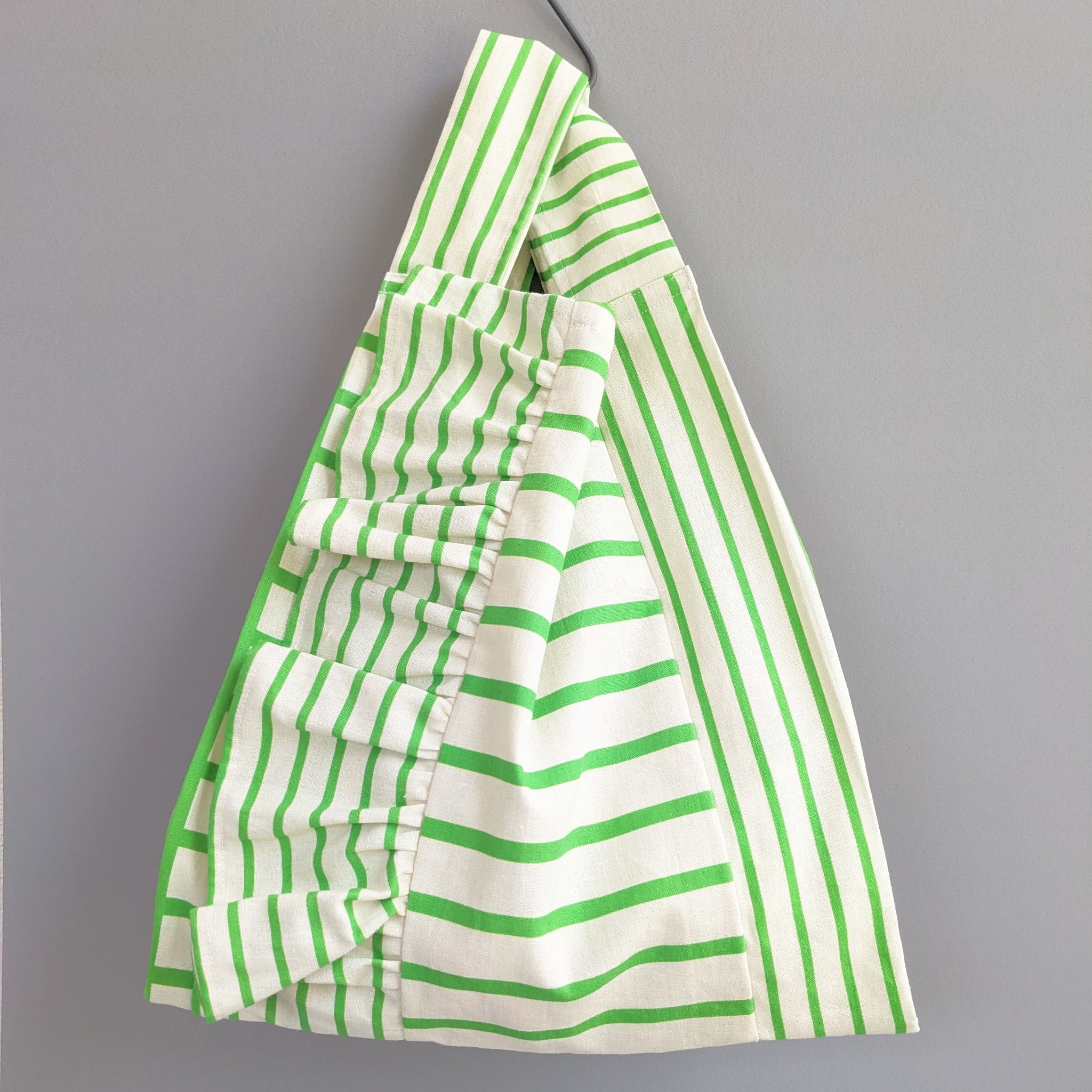 作家オリジナル生地でつくった手持ちタイプのアシメフリルバッグ