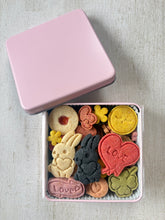 画像をギャラリービューアに読み込む, ずっといっしょ　しろいうさぎとくろいうさぎのはるいろクッキー缶（large）｜chinami sweets（チナミスイーツ）
