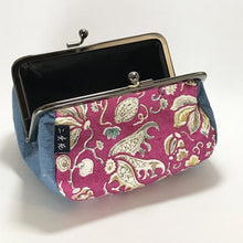 画像をギャラリービューアに読み込む, がま口ポーチ　更紗花赤×紺｜染の里おちあい（ソメノサトオチアイ）
