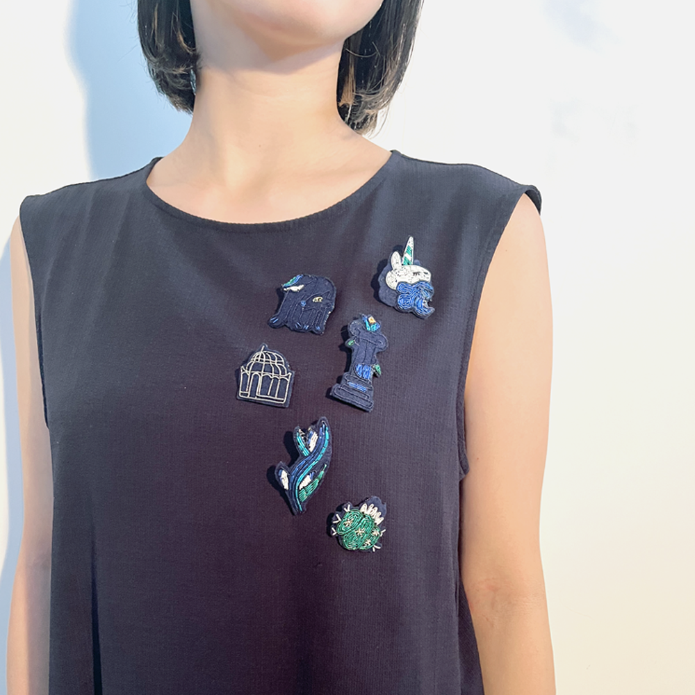 刺繍ブローチ / オオカミ｜studio bansoko（スタジオバンソウコウ