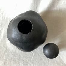 画像をギャラリービューアに読み込む, 黒い蓋つき花瓶｜とうげい hanaga（トウゲイ　ハナガ）
