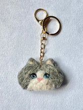 画像をギャラリービューアに読み込む, ふわふわ長毛猫ストラップ（Mサイズ）｜手作り羊毛フェルト（白グレー）ハチワレ｜たろじろ
