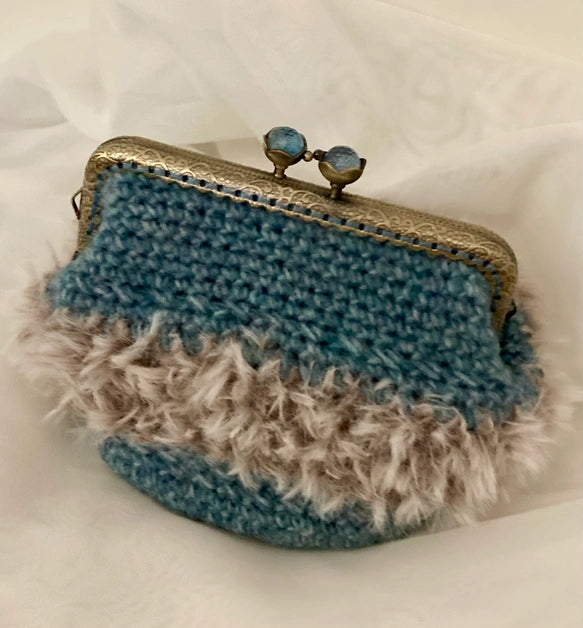 シックなブルーグリーンとファーのがま口ポーチ｜M'S  CROCHET（エムズクロシェット）