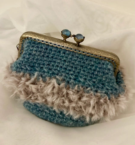 M'S CROCHET シックなブルーグリーンとファーのがま口ポーチ｜M'S  CROCHET（エムズクロシェット）