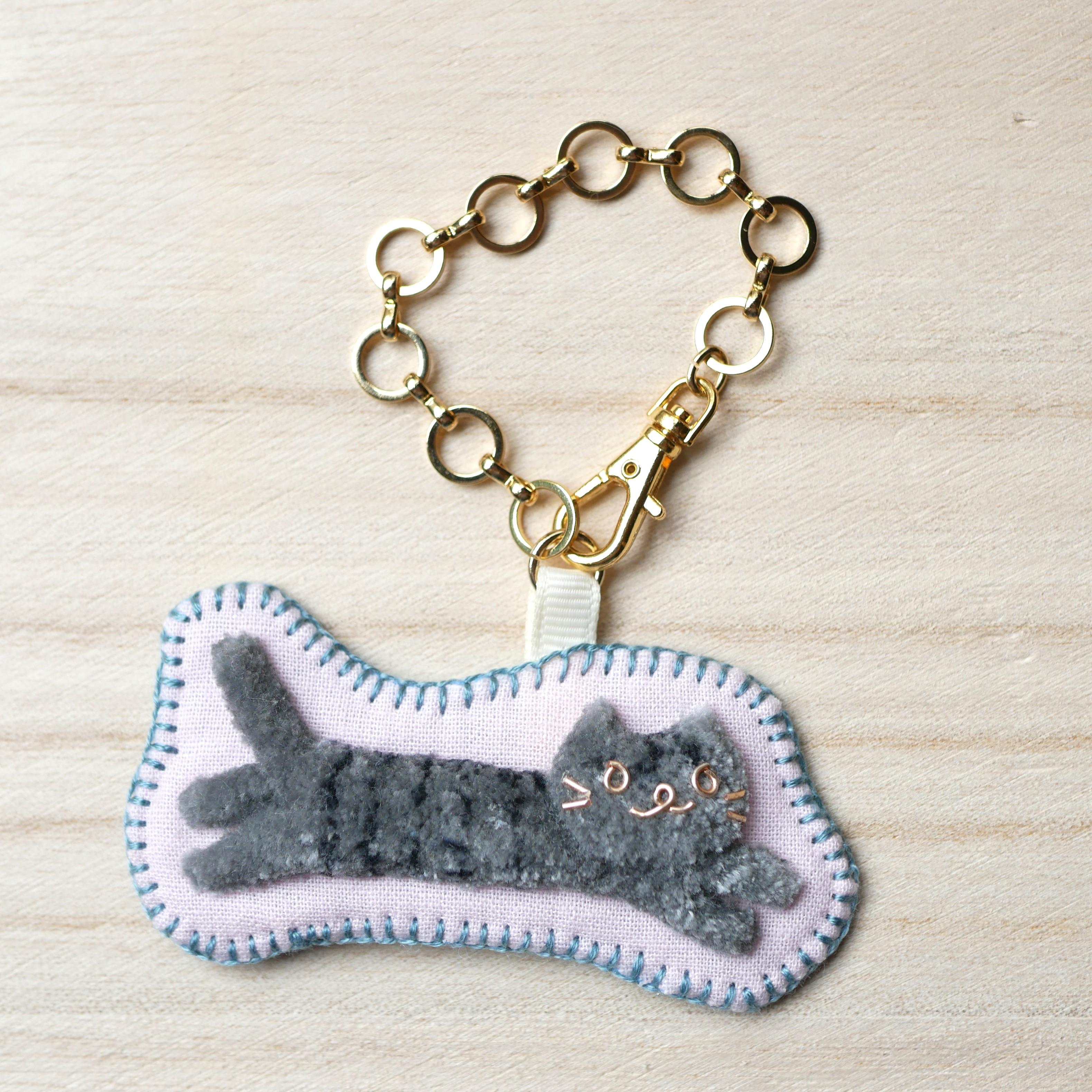 和み猫のバッグチャーム　灰とら　ながのび｜Little Plum（リトルプラム）