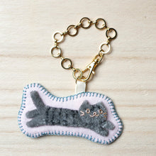 画像をギャラリービューアに読み込む, 和み猫のバッグチャーム　灰とら　ながのび｜Little Plum（リトルプラム）
