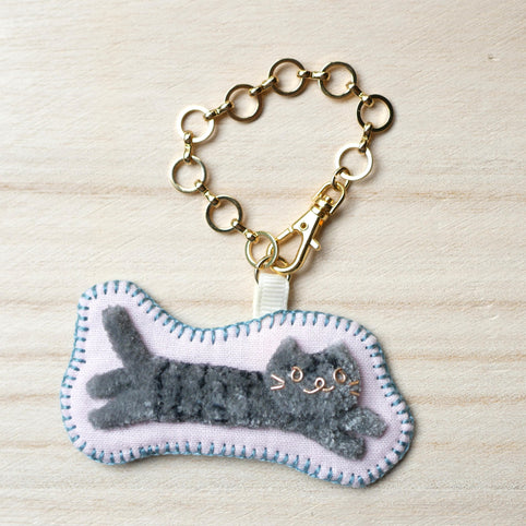 Little Plum 和み猫のバッグチャーム　灰とら　ながのび｜Little Plum（リトルプラム）