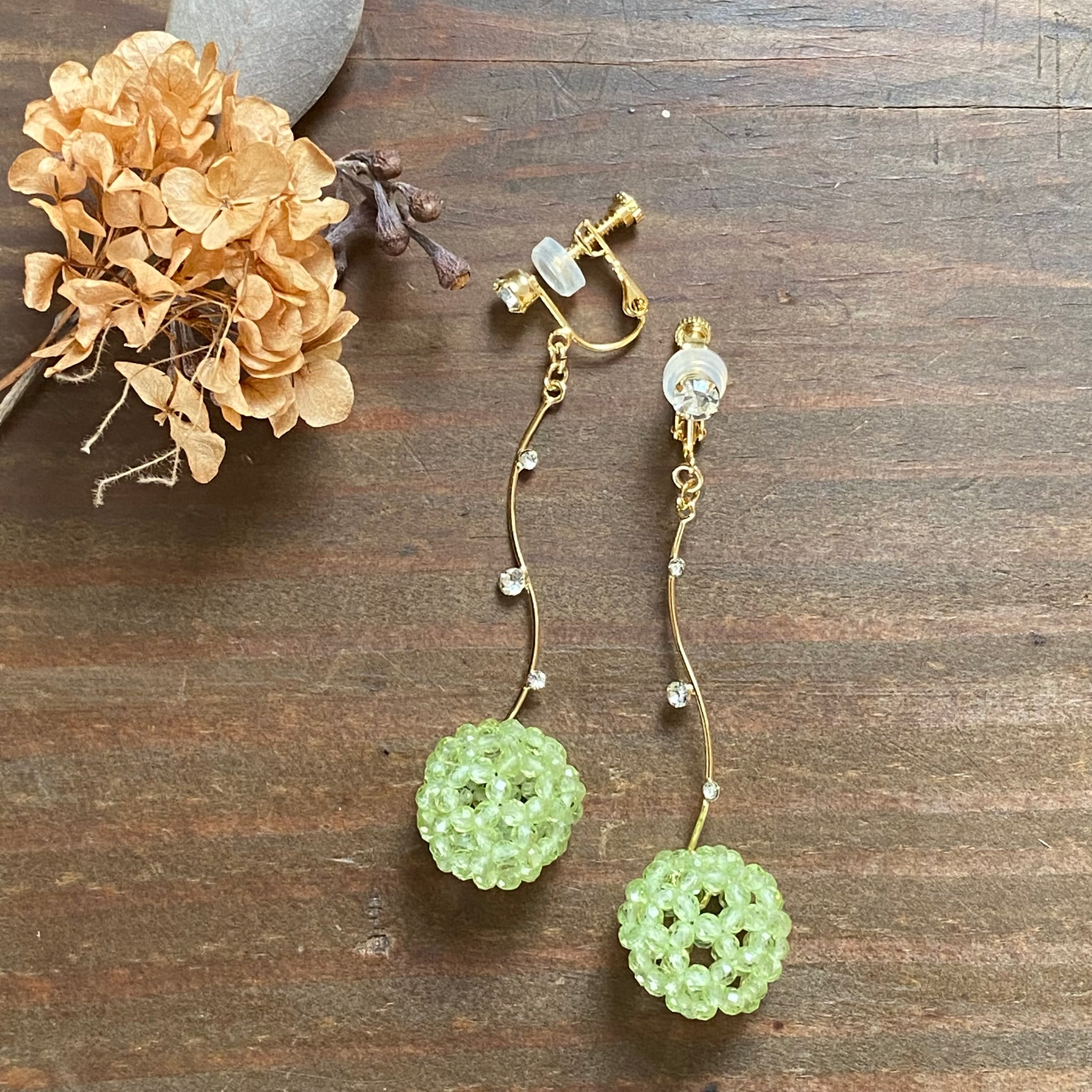 フラーレン✨ハンドメイドピアス フラーレン ペリドット 2mm ゴールドウエーブ ピアス・イヤリング
