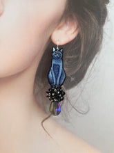 画像をギャラリービューアに読み込む, 仲良しなネコ・キキとジジの耳飾り｜maltamarie（マルタマリエ）
