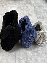 画像をギャラリービューアに読み込む, triangle velvet ribbon bag medium｜GONGON.crochet（ゴンゴンクロシェ）
