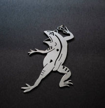 画像をギャラリービューアに読み込む, 鳥獣戯画「驚蛙」工芸キーホルダー ステンレスチャーム仕様 ｜metallico （メタリコ）
