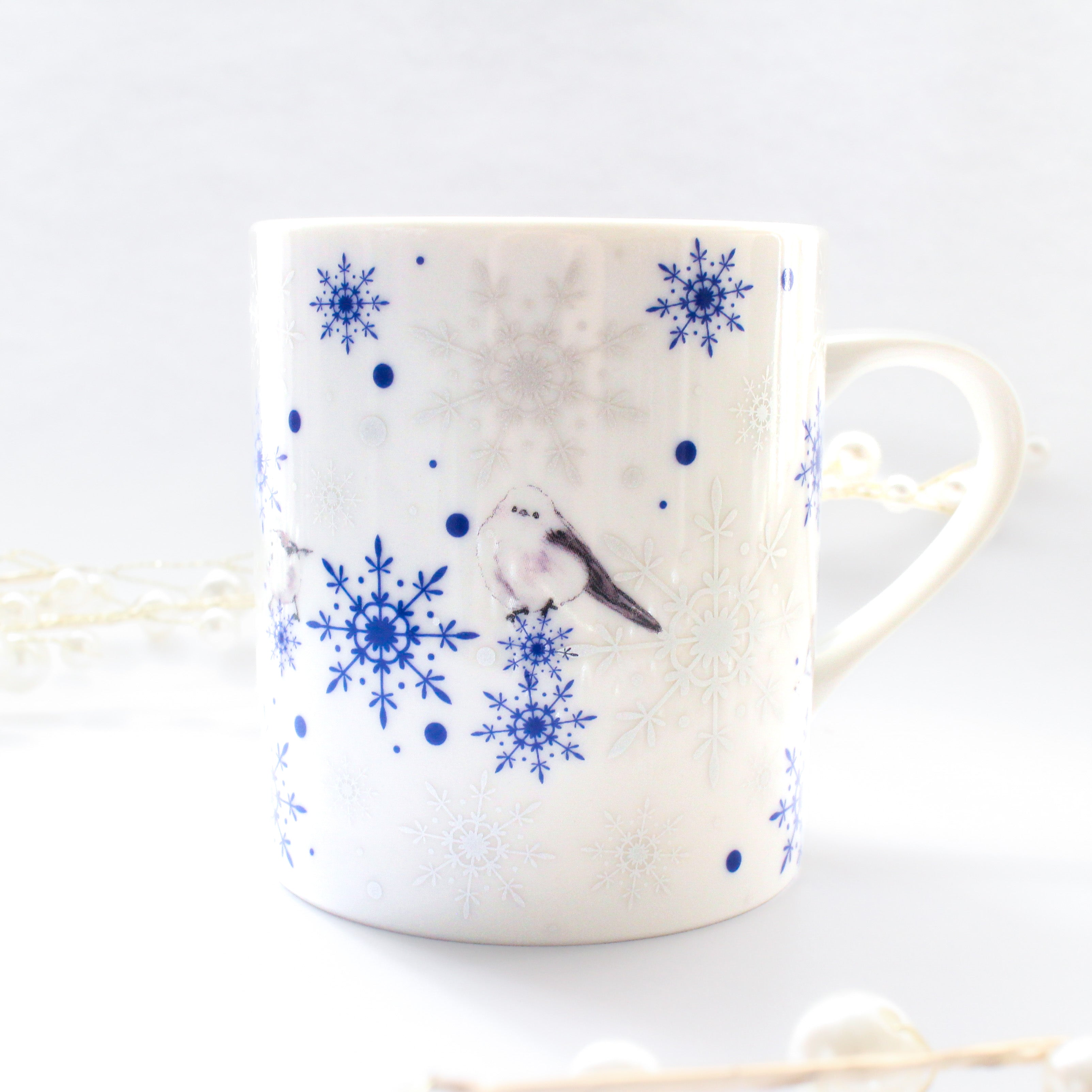 シマエナガと雪の結晶舞うマグカップ｜Blanche Neige By ちょこにゃん（ブランシュネージュバイチョコニャン）
