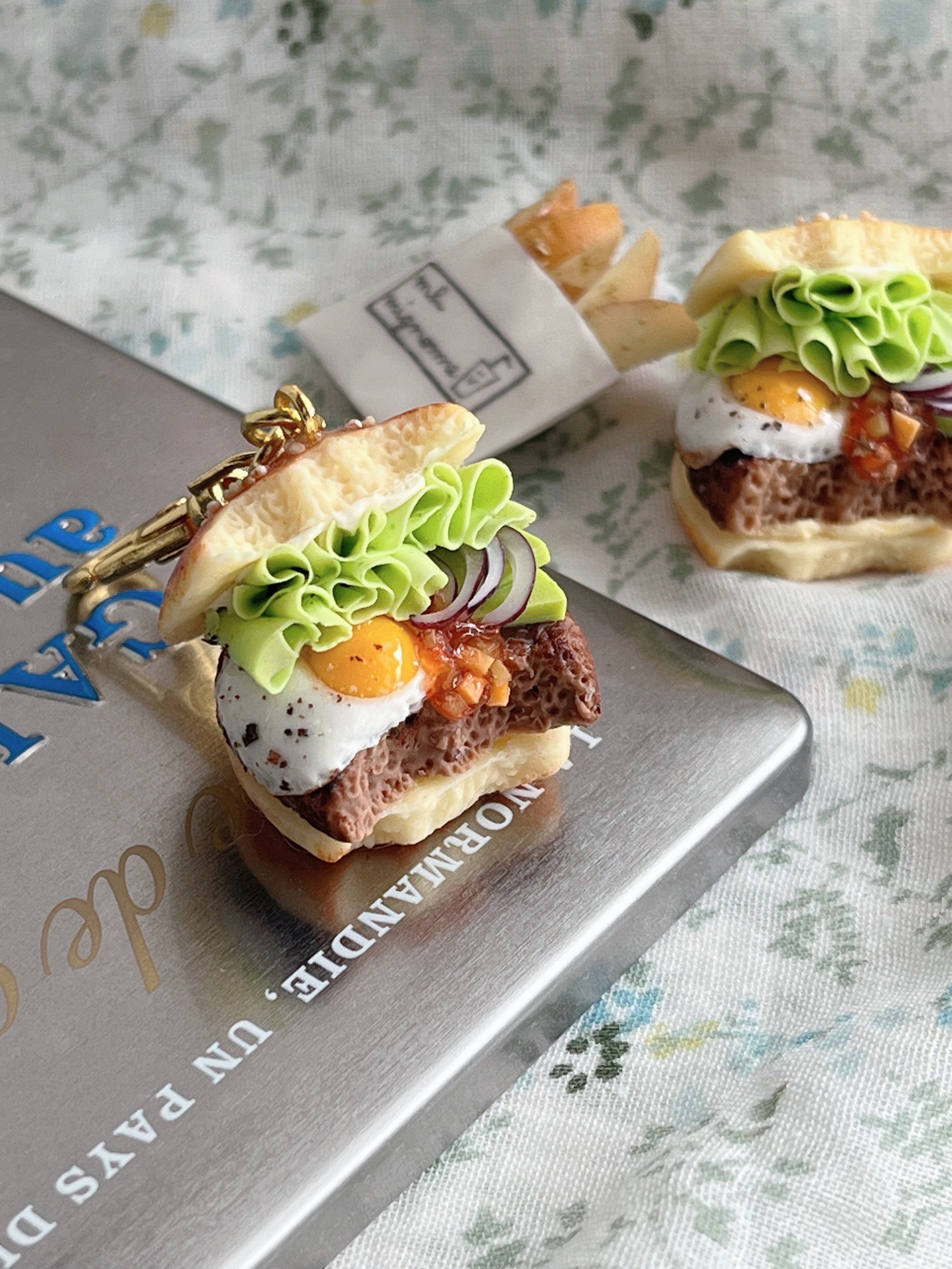 食べかけハンバーガー｜mh-mignon（エムエイチミニョン）