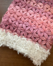 画像をギャラリービューアに読み込む, グラデーションピンクのお花いっぱいハンドウォーマー｜M&#39;S  CROCHET（エムズクロシェット）
