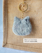 画像をギャラリービューアに読み込む, 存在感ある大きめ猫ストラップ（Lサイズ）｜手作り羊毛フェルト（白グレー）｜たろじろ
