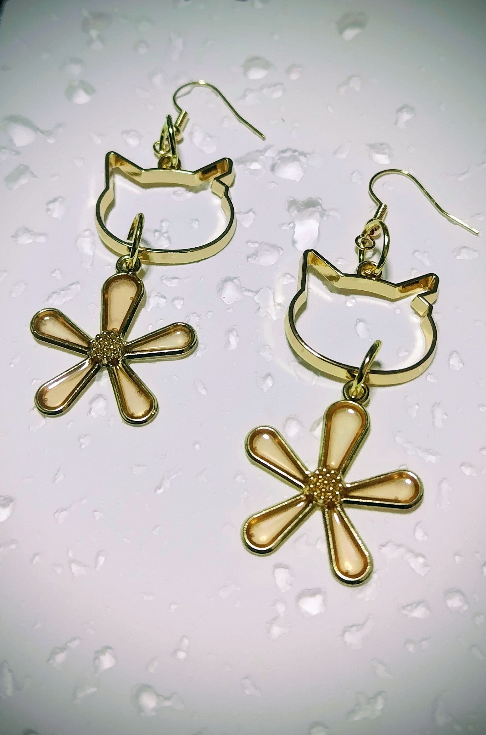 猫耳カットと透き通るオレンジの花モチーフピアス｜mimine（ミミンヌ）