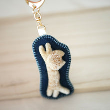 画像をギャラリービューアに読み込む, 和み猫のキーホルダー　茶とら　ながのび｜Little Plum（リトルプラム）
