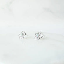 画像をギャラリービューアに読み込む, フラワーオパール スタッドピアス（シルバー925／ロジウムプレーティング）｜SMUK（スムーク）
