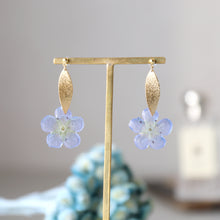 画像をギャラリービューアに読み込む, 本物のネモフィラとメタルリーフのピアス／イヤリング｜FT2 works（エフティーツーワークス）
