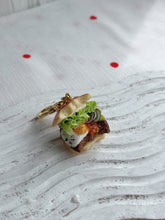 画像をギャラリービューアに読み込む, 食べかけハンバーガー｜mh-mignon（エムエイチミニョン）
