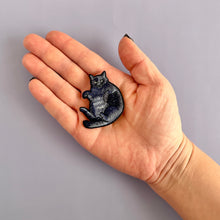 画像をギャラリービューアに読み込む, まあるい黒ネコ・チビ太のブローチ｜maltamarie（マルタマリエ）

