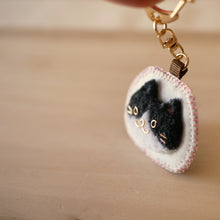 画像をギャラリービューアに読み込む, 和み猫のキーホルダー　ハチワレの顔｜Little Plum（リトルプラム）
