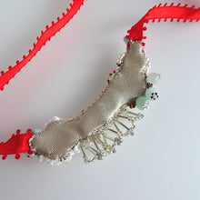 画像をギャラリービューアに読み込む, 宝石箱//立体刺繡のリボンネックレス｜hanmmmo（ハンモ）
