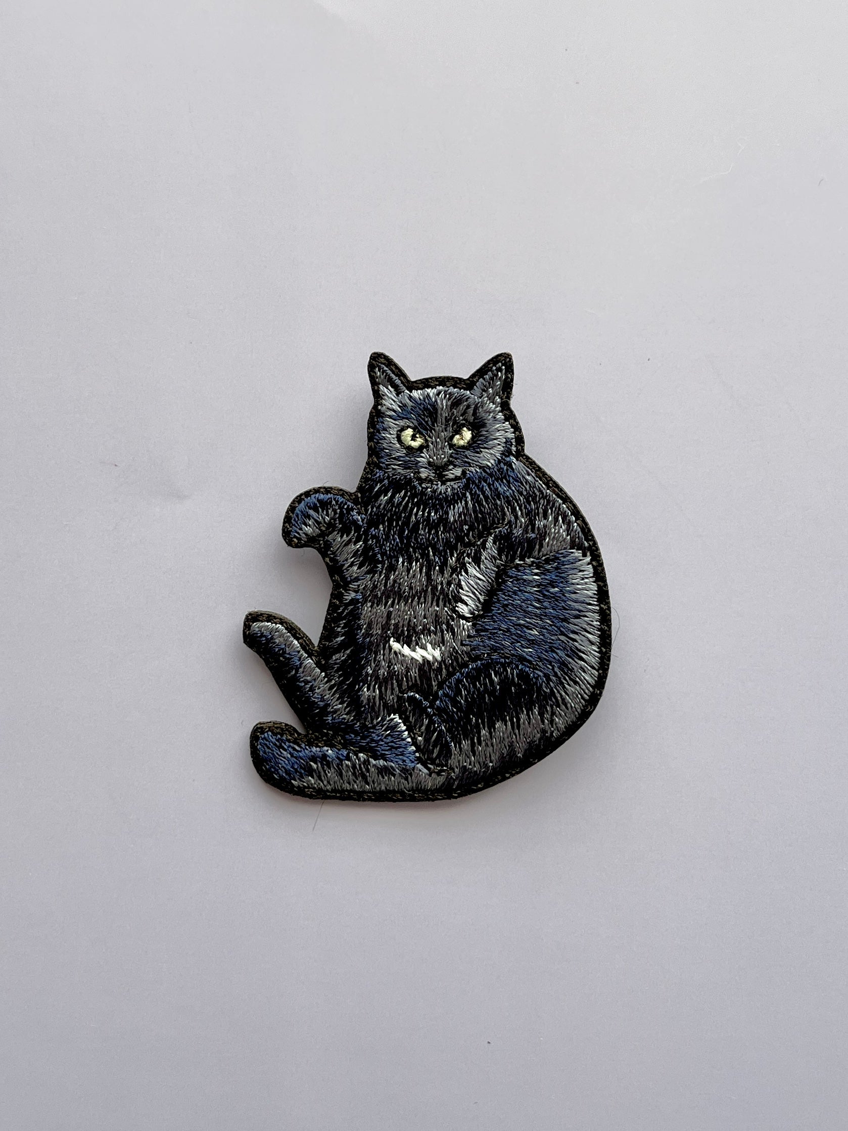 まあるい黒ネコ・チビ太のブローチ｜maltamarie（マルタマリエ）