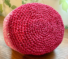 画像をギャラリービューアに読み込む, グラデーションピンクポーチ　ガーベラ付き｜M'S  CROCHET（エムズクロシェット）
