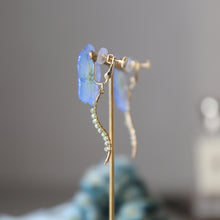 画像をギャラリービューアに読み込む, 本物のネモフィラとペリドットの揺れるピアス／イヤリング｜FT2 works（エフティーツーワークス）
