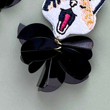 画像をギャラリービューアに読み込む, アクビをするネコ・ぎんなんの耳飾り｜maltamarie（マルタマリエ）
