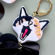 画像をギャラリービューアに読み込む, アクビをするネコ・ぎんなんの耳飾り｜maltamarie（マルタマリエ）
