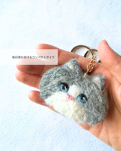画像をギャラリービューアに読み込む, ふわふわ長毛猫ストラップ（Mサイズ）｜手作り羊毛フェルト（白グレー）ハチワレ｜たろじろ
