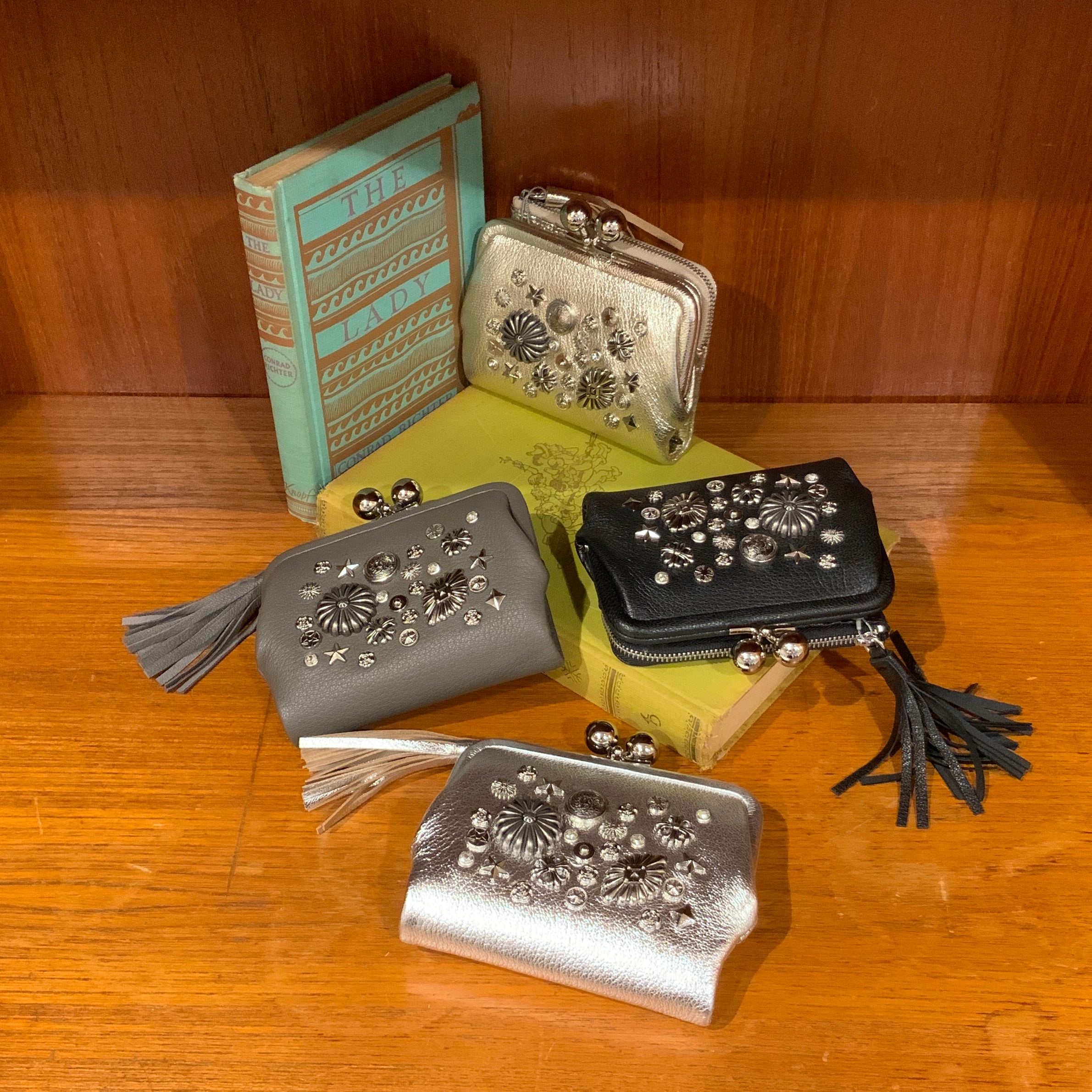 マルチスタッズがま口二つ折りウォレット｜perche（ペルケ）