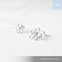 画像をギャラリービューアに読み込む, フラワーオパール スタッドピアス（シルバー925／ロジウムプレーティング）｜SMUK（スムーク）
