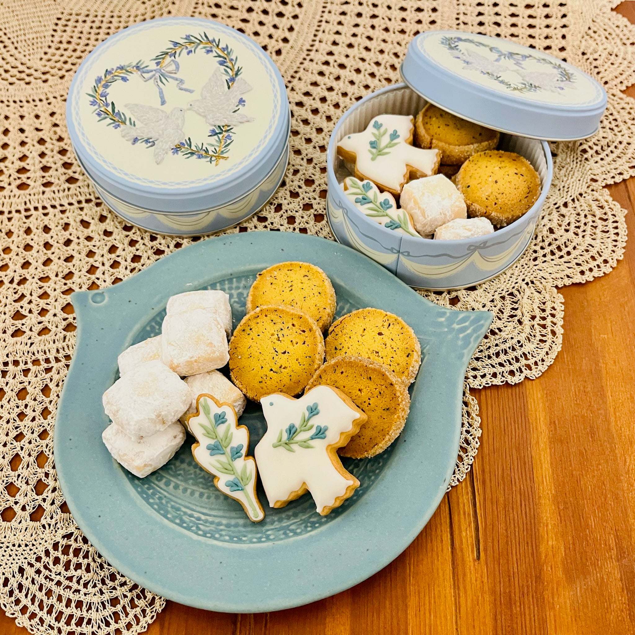 さりげないギフトに。気分が上がるおしゃれで個性的なクッキー缶