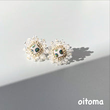 画像をギャラリービューアに読み込む, ホワイト×メタリックシルバーふりふりお花ビーズ刺繍ピアス｜oitoma （オイトマ）
